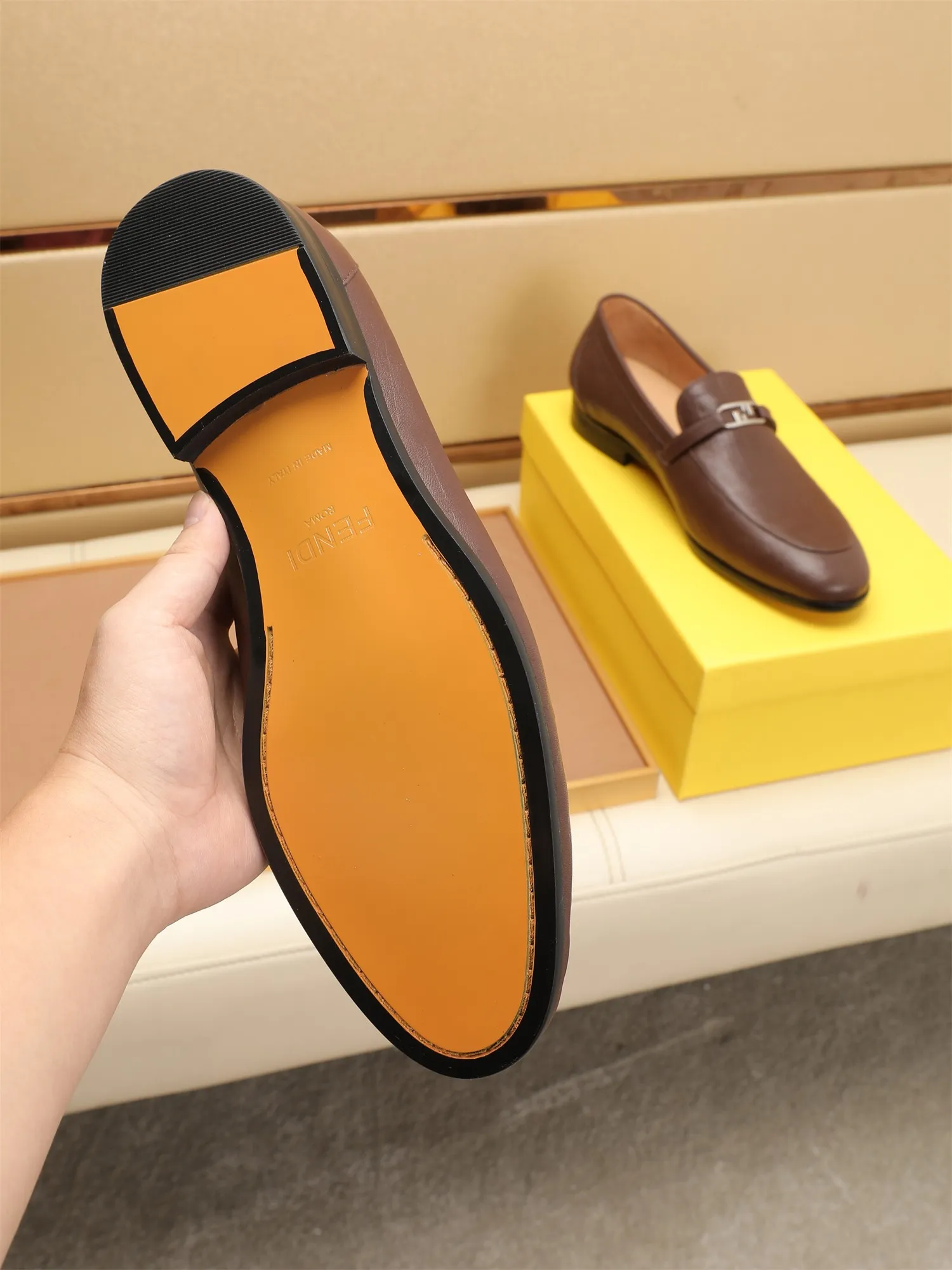 Men's shoes💰460 🕷🕷【FENDI】The latest men's formal leather shoes🇨🇳Classic series not to be missed💯The first layer is made of imported first-layer cowhide☘Original quality, the leather is smooth and delicate🎋Awesome version, perfect streamlined outline🍇Cowhide lining, size 38-44 (customized at 45.46)...